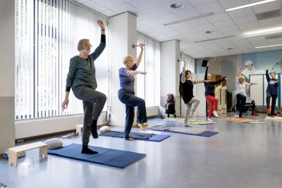 Dames bewegen in een zaal