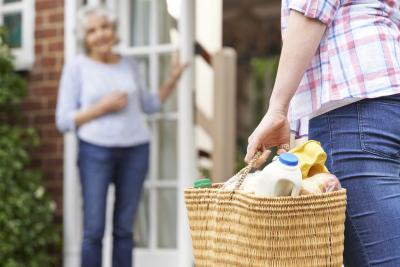 Boodschappen brengen bij oudere vrouw