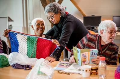 Aantal dames gezellig met elkaar aan het handwerken zijn