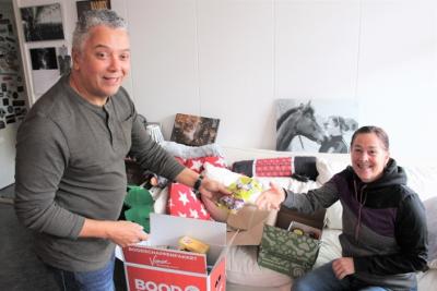 Janneke en haar thuishulp André samen dingen aan het uitzoeken