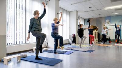 Dames bewegen in een zaal