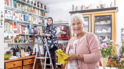 Sfia en Bea maken samen het huis schoon