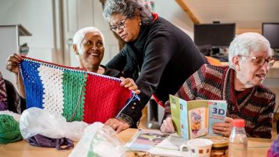 Aantal dames gezellig met elkaar aan het handwerken zijn