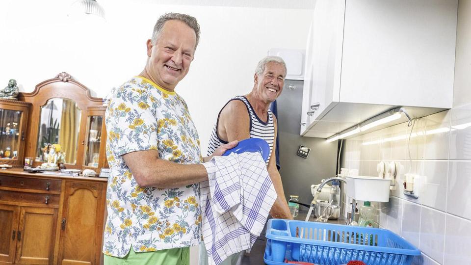 Thuishulp (van Cordaan) Jan Willem en klant Joop samen aan de afwas