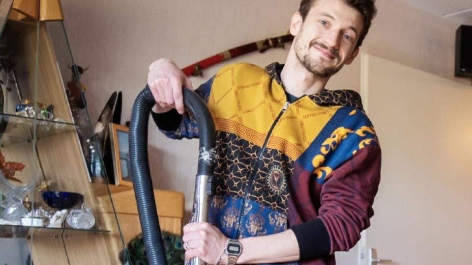 thuishulp%20Yuri%20met%20stofzuiger.jpg